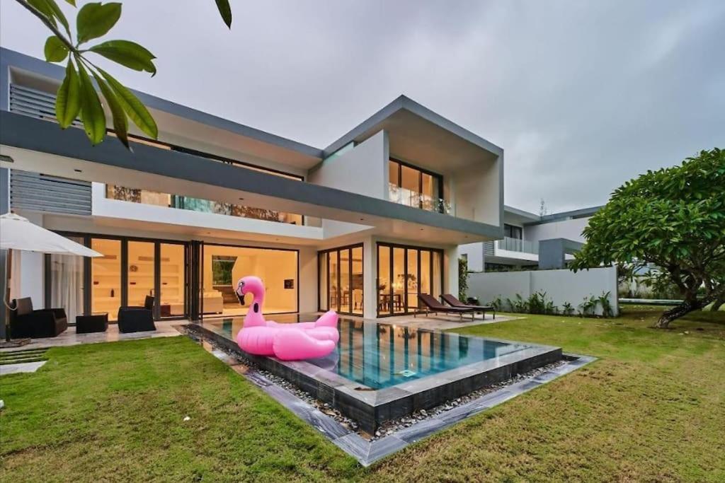 Luxury Pool Villas & Sheraton Resort& Free Pick Up, Danang