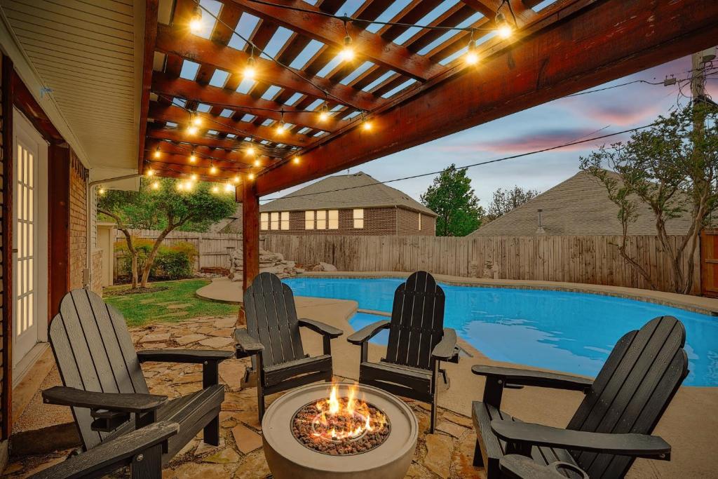 3-BD Backyard Oasis w Pool Patio Firepit, Irving