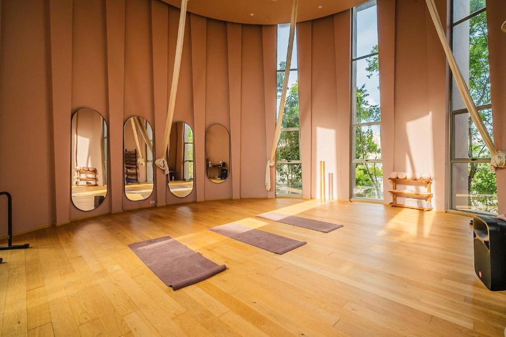 Divine 2BR w Pool Gym Yoga Classes Restaurant - 5