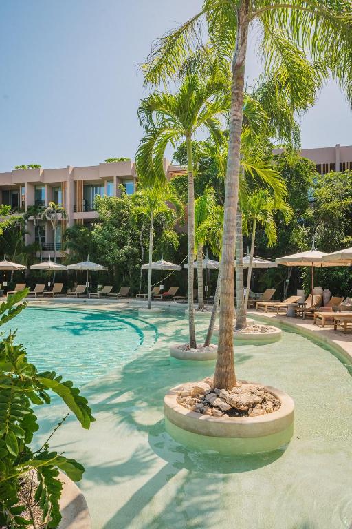 Divine 2BR w Pool Gym Yoga Classes Restaurant - 2