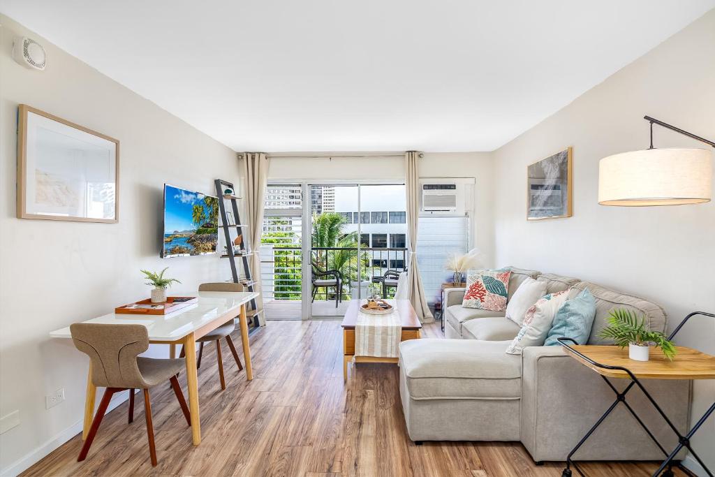 Kuhio at Waikiki 2BR and 2BA Condo Near Beach with Parking, Honolulu