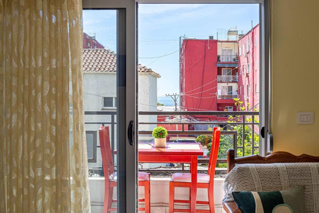 Stella's Central - 1min beach, kitchen & balcony, Himarë