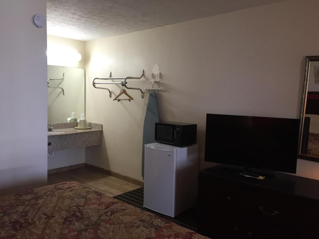 Parkway Inn Photo 15