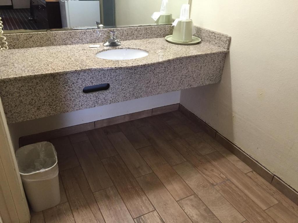 Parkway Inn Photo 18