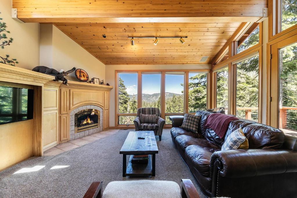 Eagles Nest by Tahoe Getaways - Pet Friendly with Hot Tub, Pool Table & Shuttle to Slopes, Olympic Valley