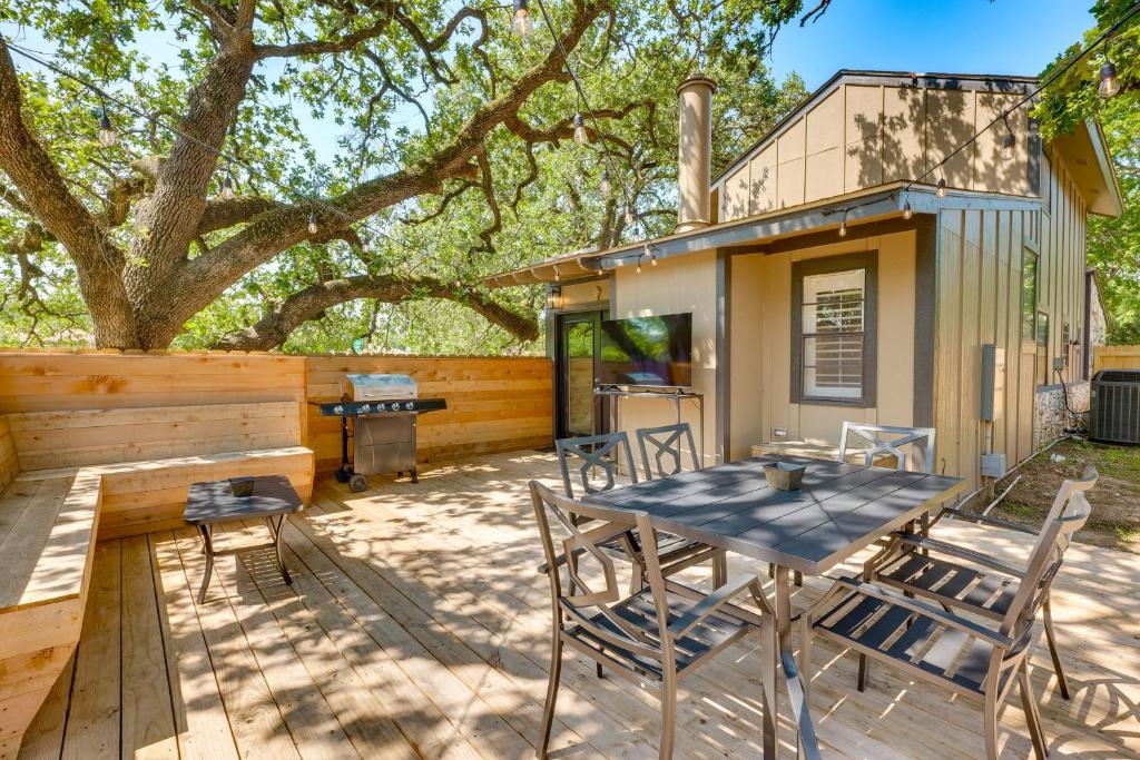 Bryan Home with Yard and Deck about 4 Mi to Aggieland, Bryan