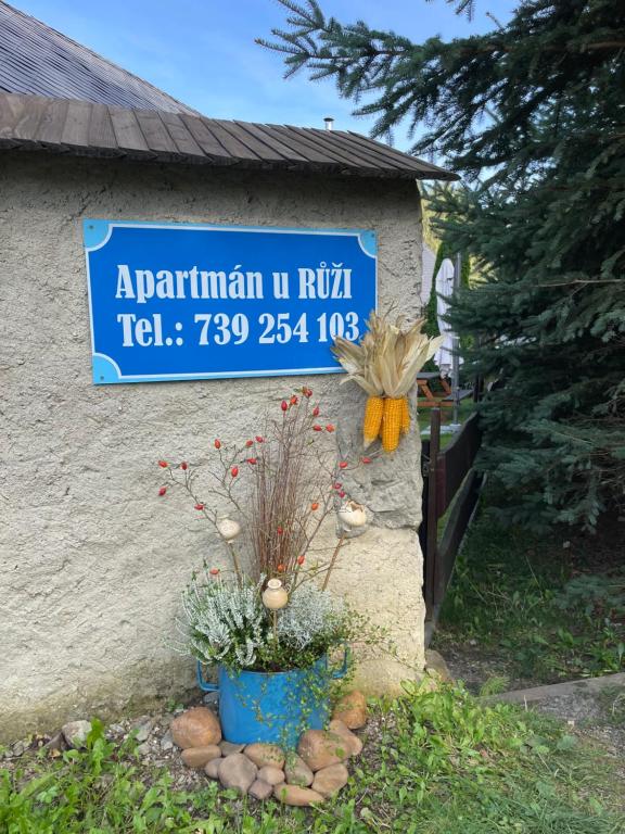 Apartmán U Růži, Sloup