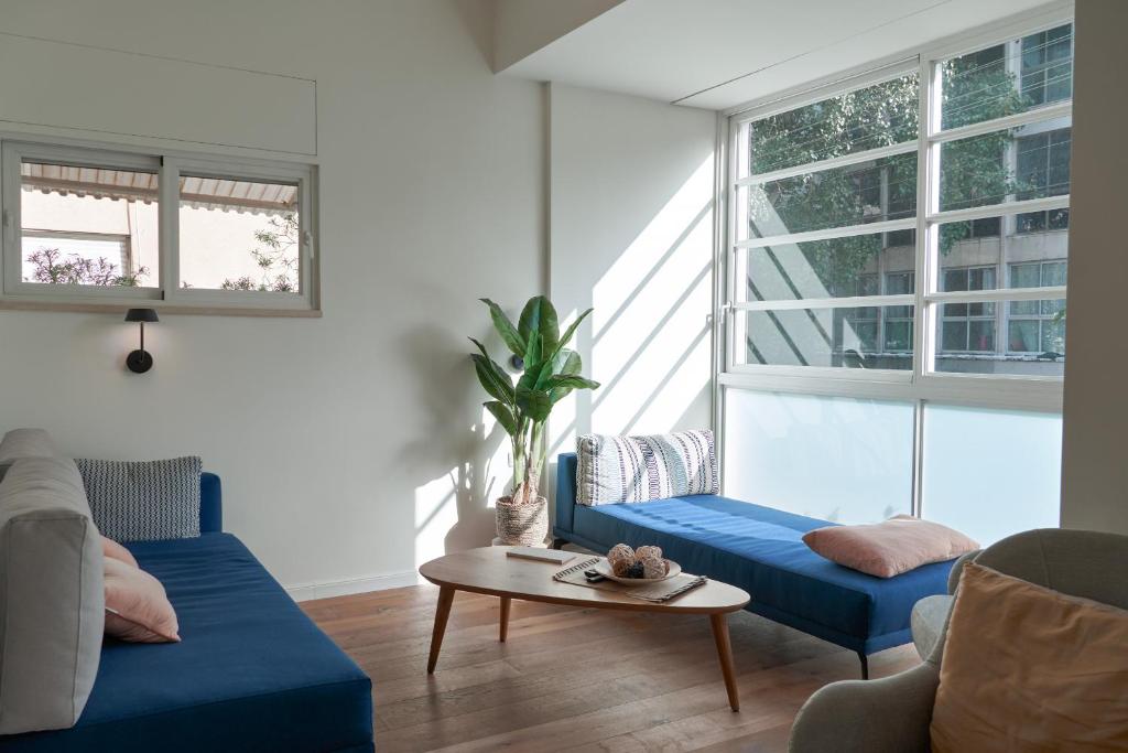 Refined Gordon 1BR Apartment with balcony by FeelHome, Tel Aviv