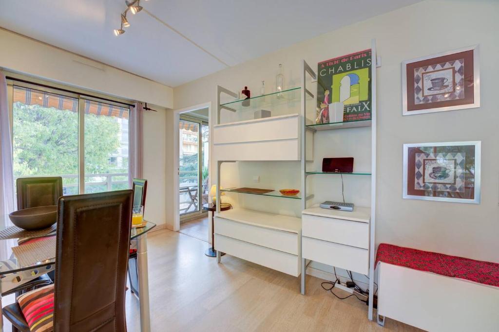 Elegant Apt w/2 Terraces/Mins to Beach & Shops - 2