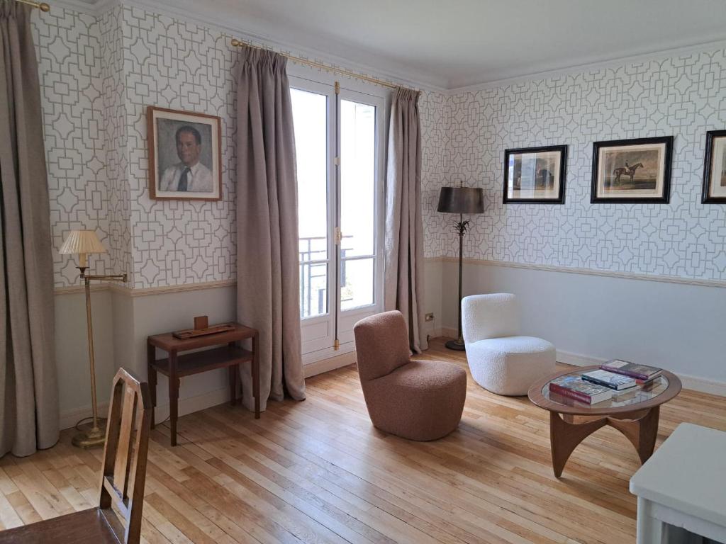 Bright & elegant appartment with view over Invalides, near St Germain des Prés - 3