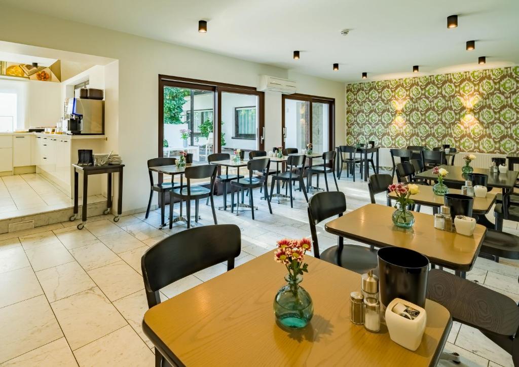 Food and beverages, rugs HOTEL Koln in Cologne