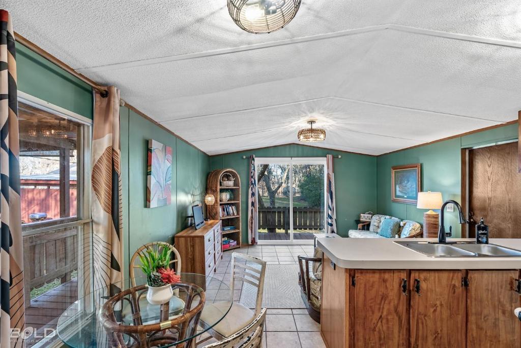 Chic Cypress View Cabin Wkayaks & Canoes, Karnack