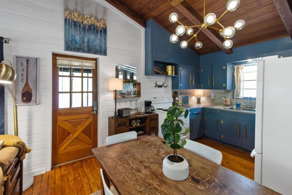 Emerald Cove Lakefront Cabin With Kayaks & Canoes, Shreveport