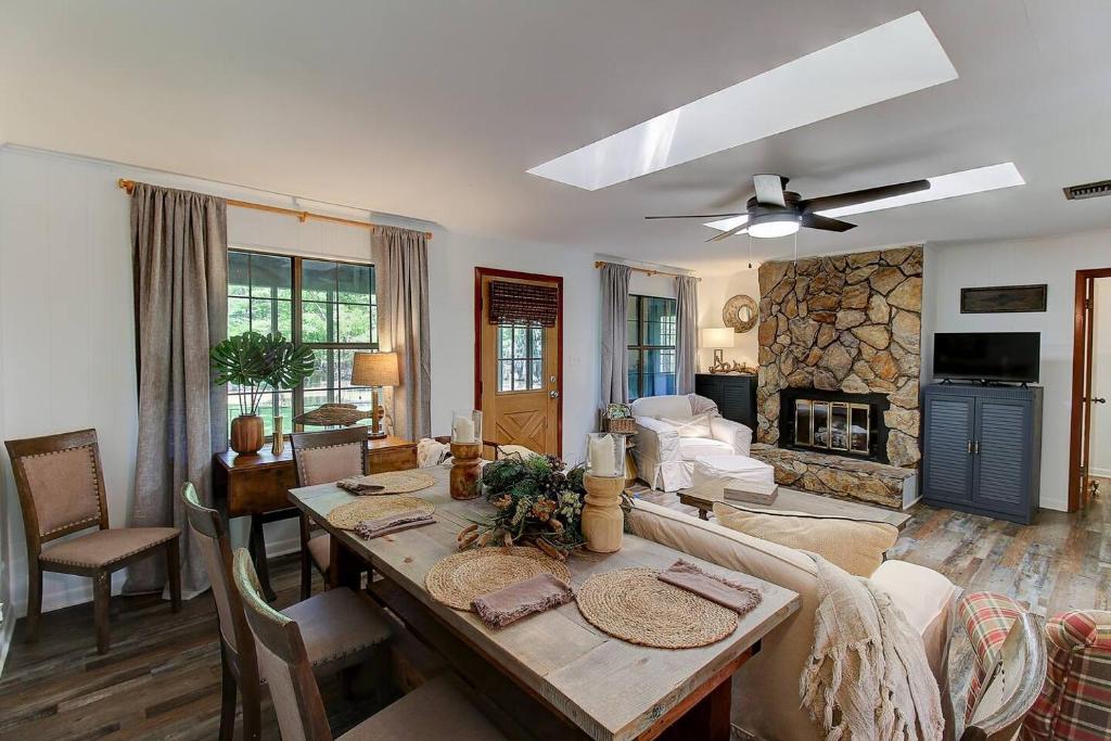 Lakefront Cabin With Fireplace, Firepit & Kayaks, Shreveport