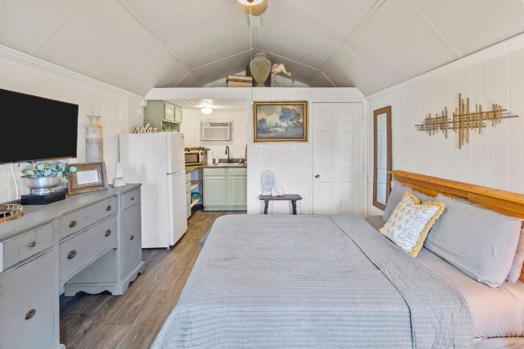 Avail This Weekend, Romantic, Kayaks!, Oil City