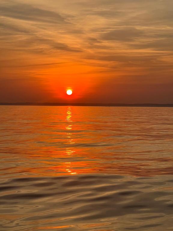 Charmig övernattning i båt Låt vågorna vagga dig till sömns, Helsingborg