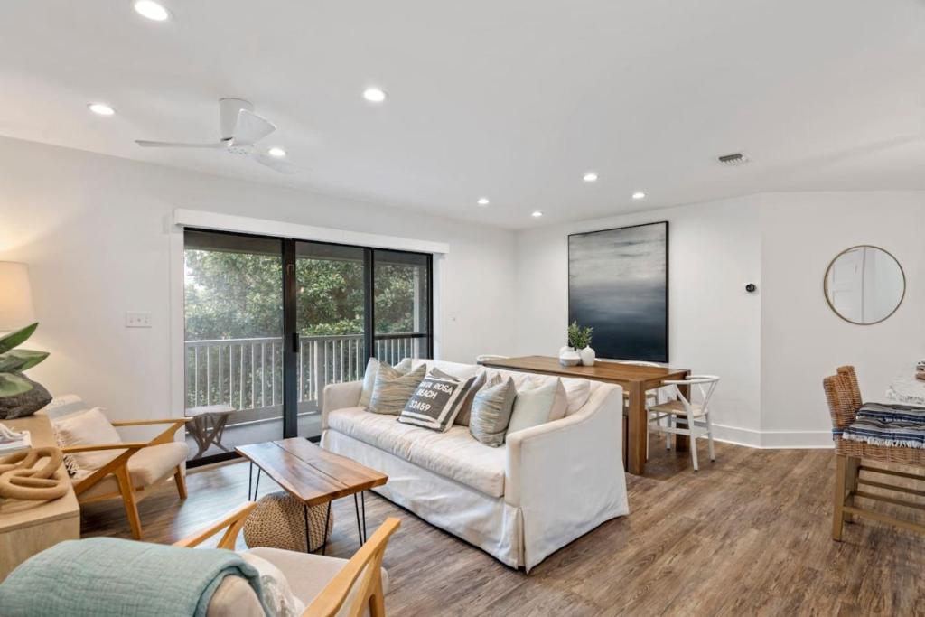 Beach Condo with Heated POOL and Tennis Courts and Beach Access and 6 Beds that Sleep 8, Santa Rosa Beach