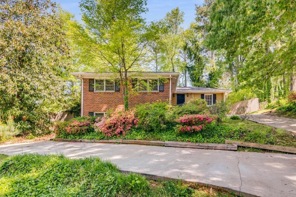 Modern Hideaway Sleeps 14 Backyard & WiFi, Decatur