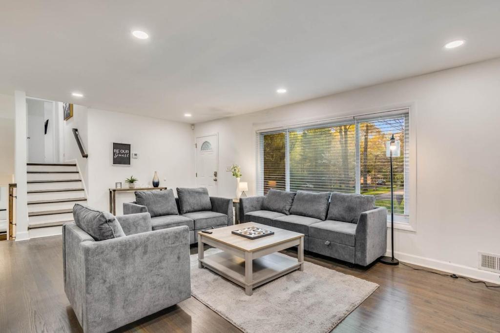 Spacious Decatur Home Sleeps 12 Work-Ready, Decatur