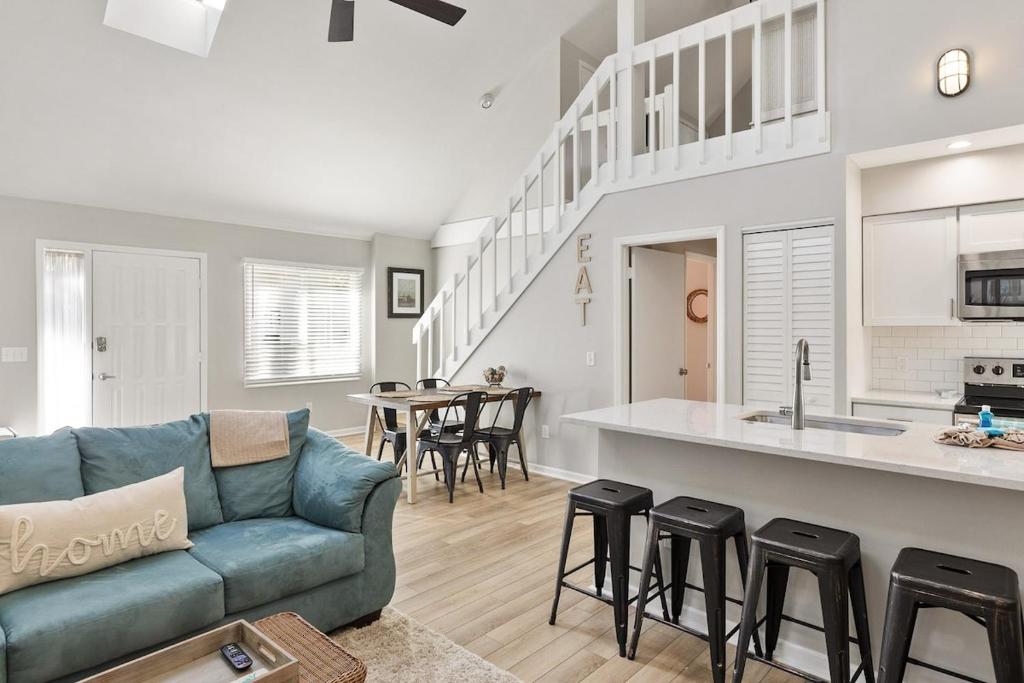 Coligny area Home - Walk to Beach-3 bed 2 ba-17NFB, Hilton Head Island