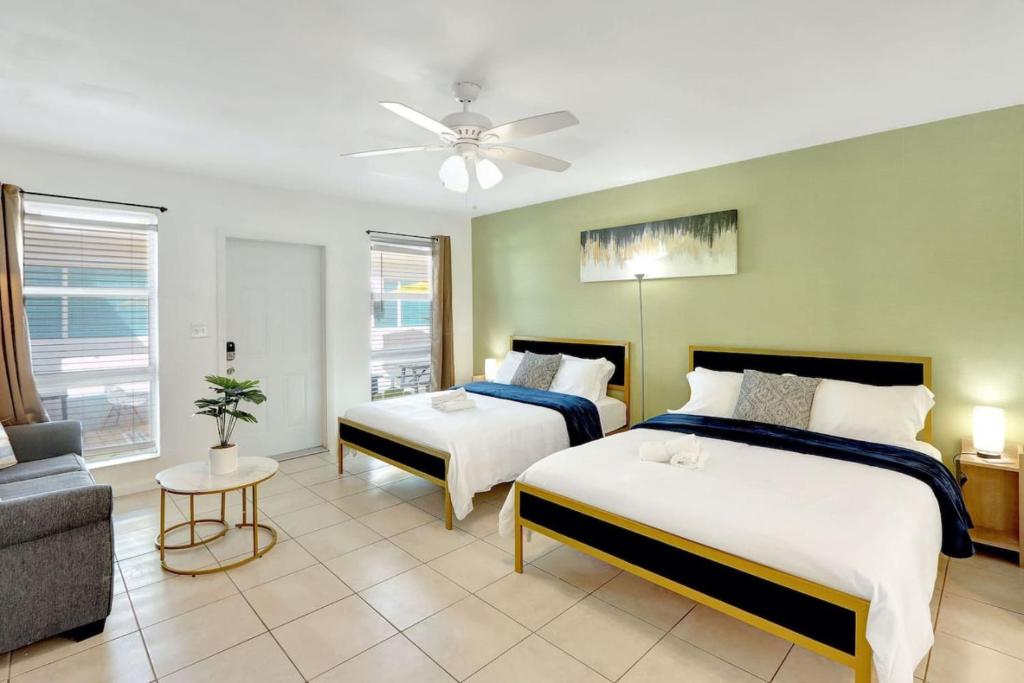 Hollywood Beach Escapade Studio with Free Parking, Hollywood