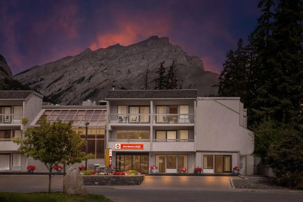 Best Western Plus Banff International Lodge, hotel in Banff
