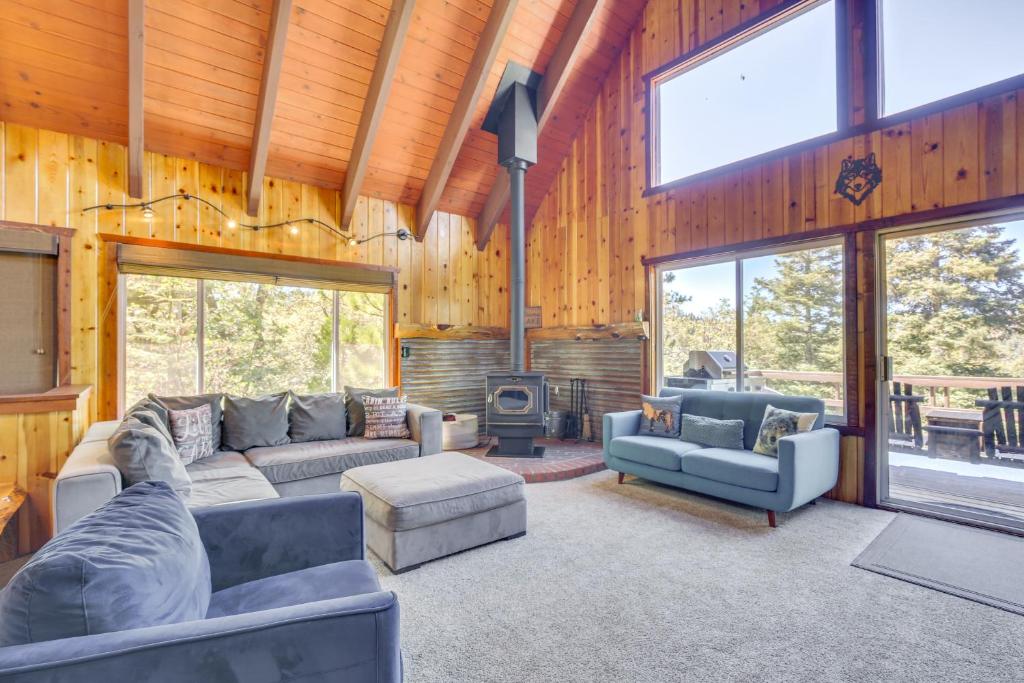 Cabin with Game Room and 2 Decks in Lake Arrowhead!, Lake Arrowhead