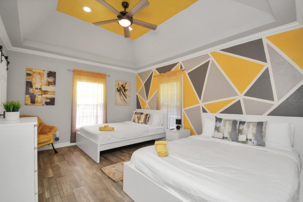 Modern Duplex with Bold Art & Luxe Touches - Perfect for Families & Groups, Houston