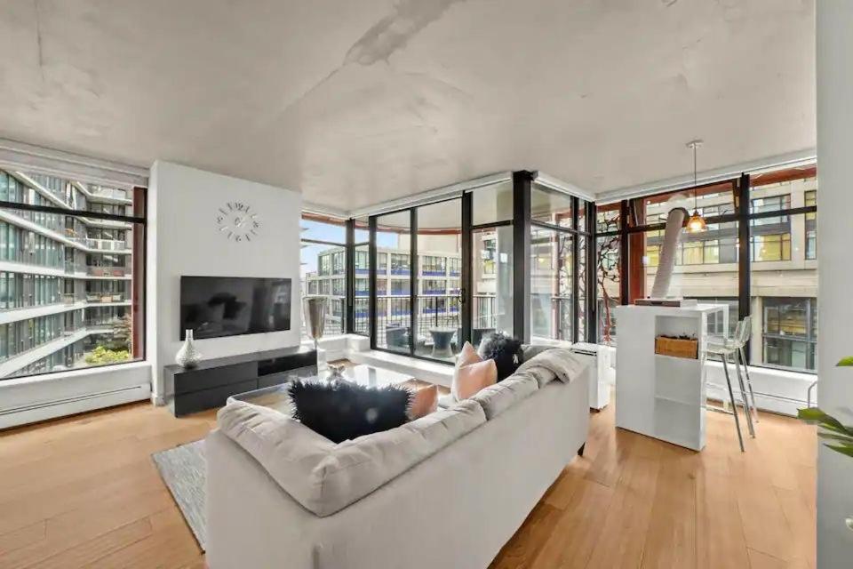 Modern Condo in downtown two bedroom parking lot, Vancouver