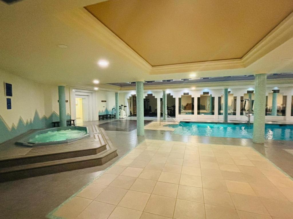 Ático dúplex, con piscina privada, jacuzzi y gimnasio - 2