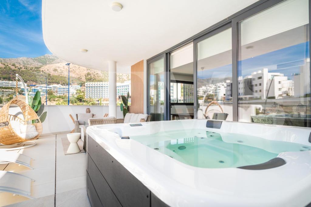 Lovely view with private jacuzzi & terrace, pool and parking by REMS, Fuengirola