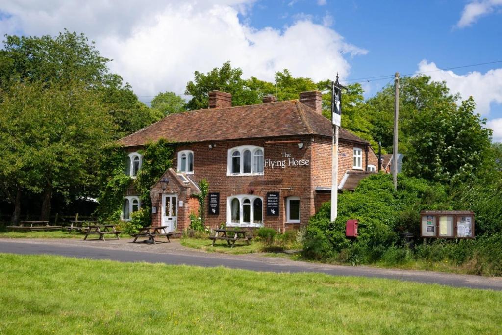 The Flying Horse Inn, Boughton Lees, Ashford - pet-friendly stay
