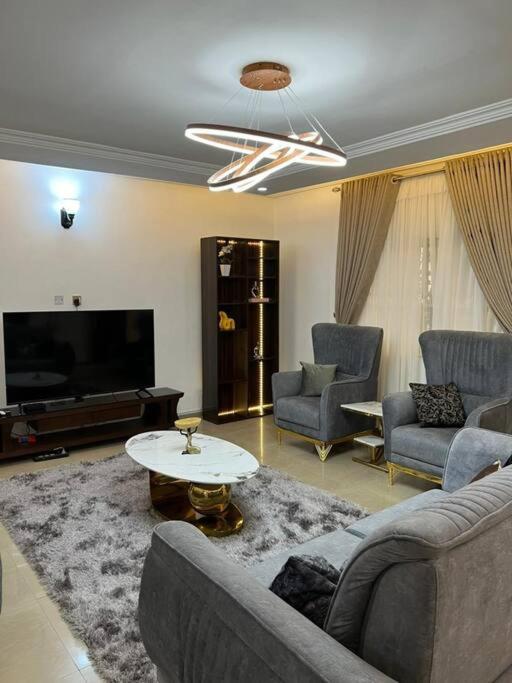 Exquisitely finished 2BR Apt!, Abudža