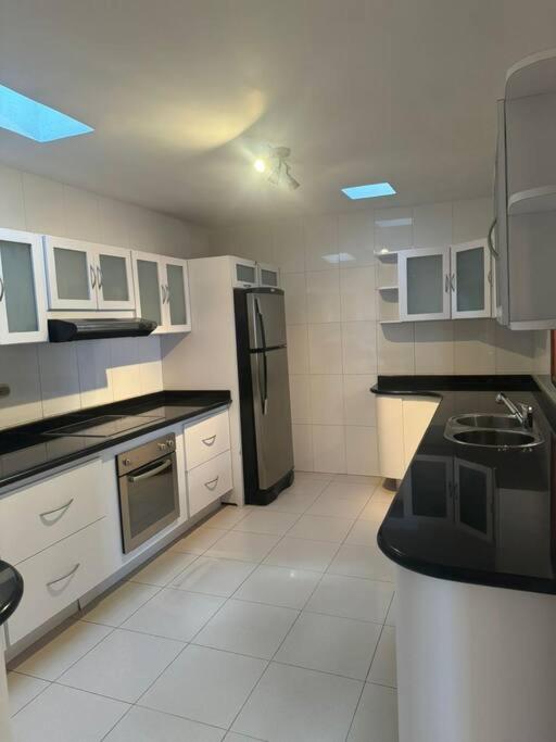 Amplia y moderna casa en Urb Chuao - 5