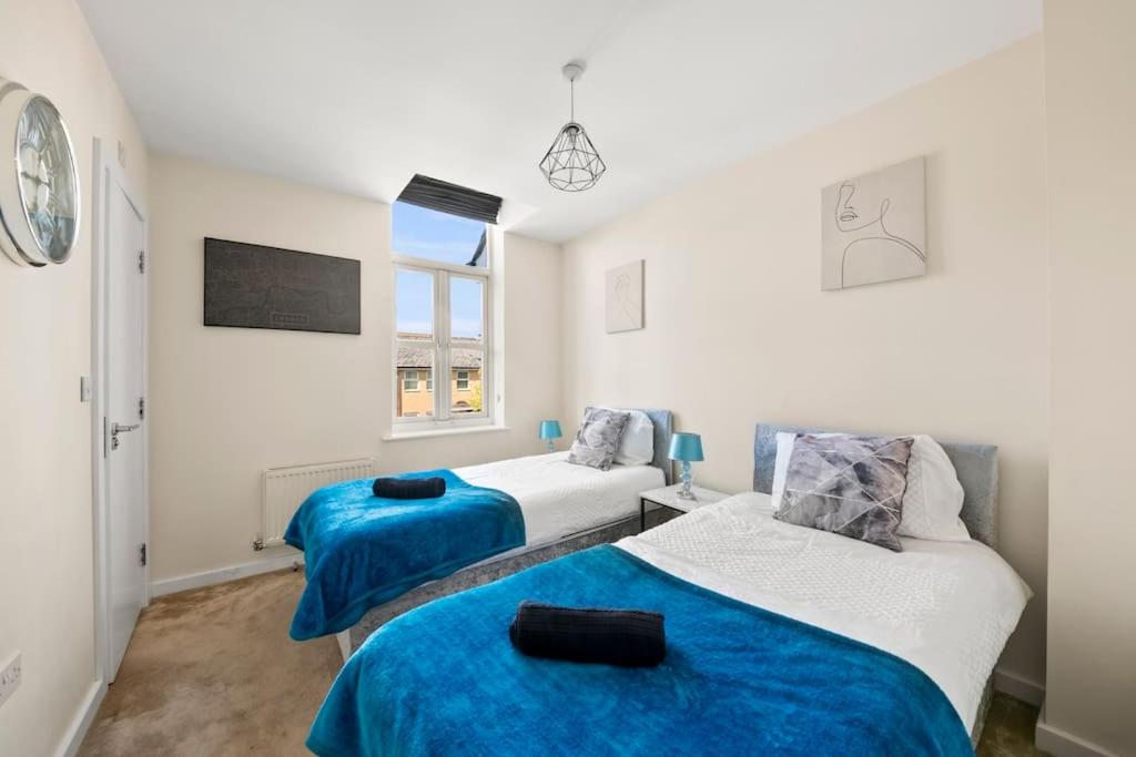 Heart of Reading Centre with parking & garden, Earley