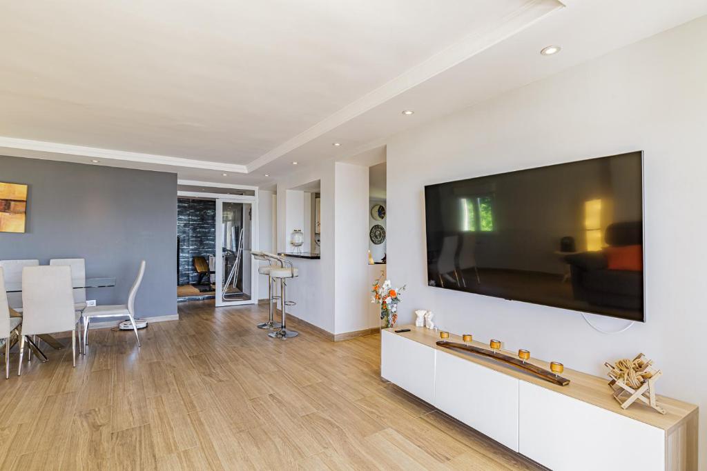 Tilman's House - Deluxe Retreat with Stunning View - 5