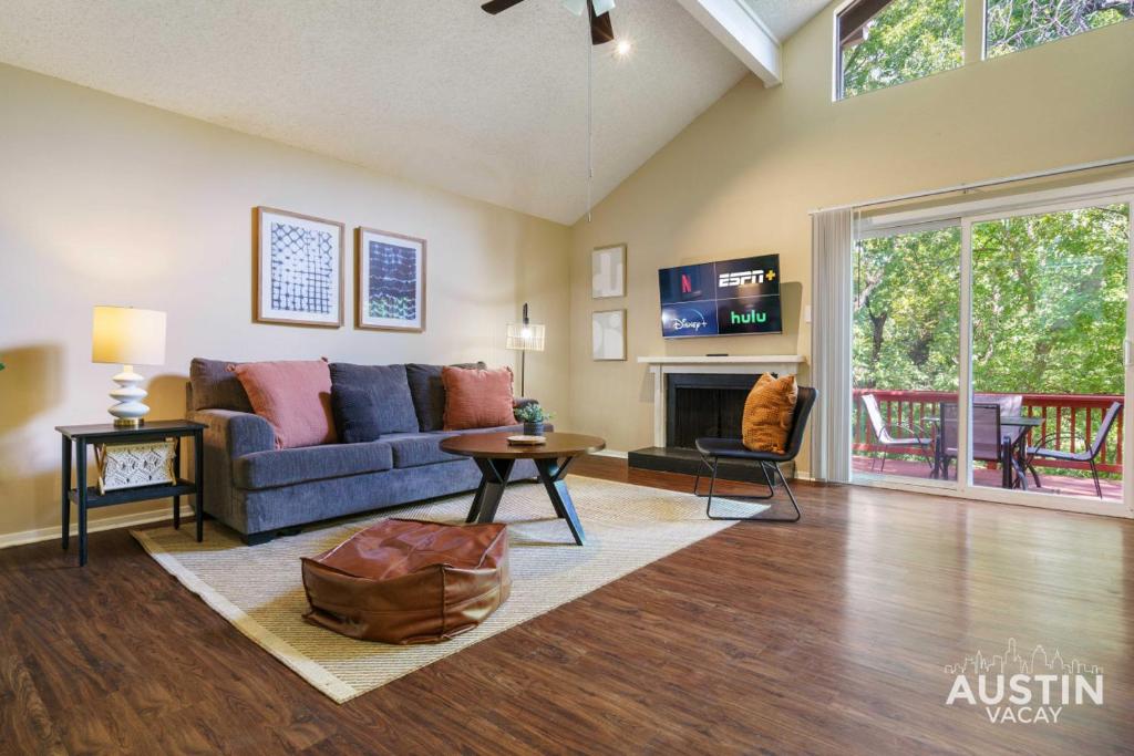 Spacious ATX Apt with Private Deck and All Essentials, Austin