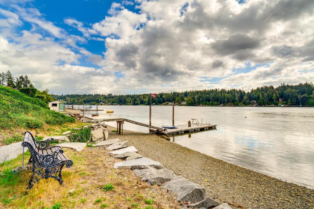 Bayfront Home with Private Beach in Vaughn!, Vaughn