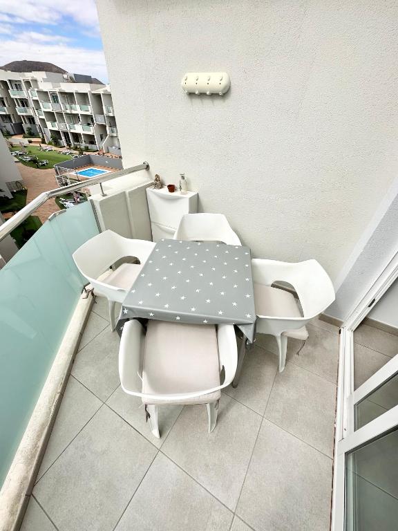 Chocolate Cookie- AC, High speed internet, Desk with natural light, Sunny terrace and pool - 3