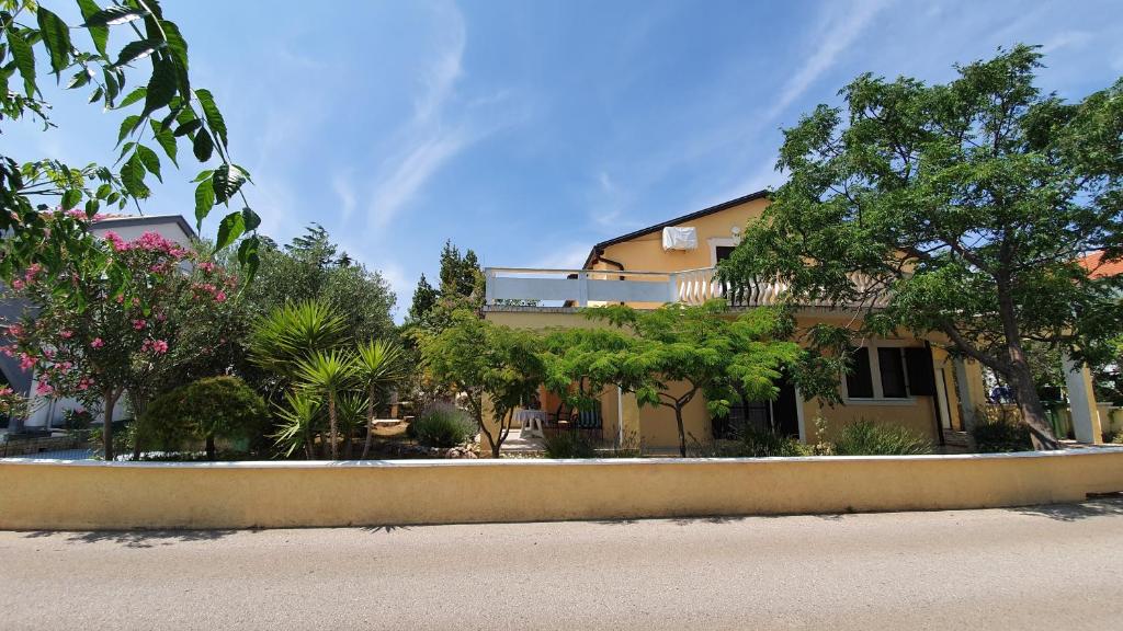 Tuan Vir Apartment, Vir