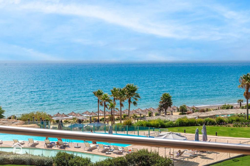Edge Luxury Beachfront 3BR, 3 pools, spa, gym - 2