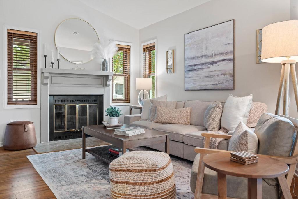 1 5 Miles to Mizzou ~ Spacious & Updated Home~, Columbia