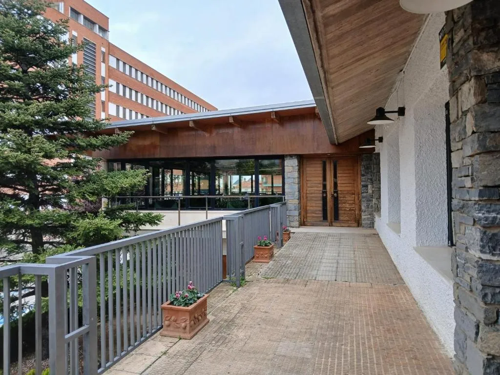 Hostal Los Infantes, hotel in Olvega
