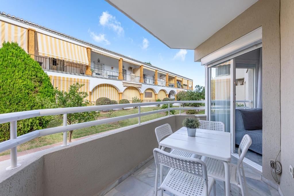Carihuela Torremolinos with Pool and free Parking 5 m Beach - 4