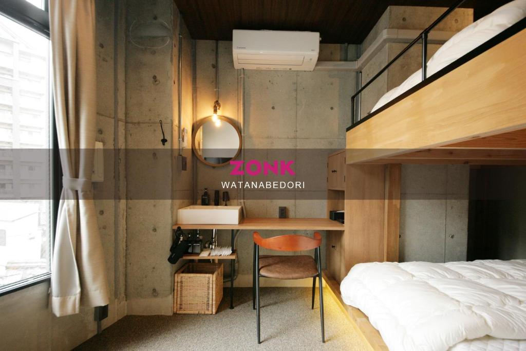 존크 호텔 객실 내부 (더블베드 2개 구성)