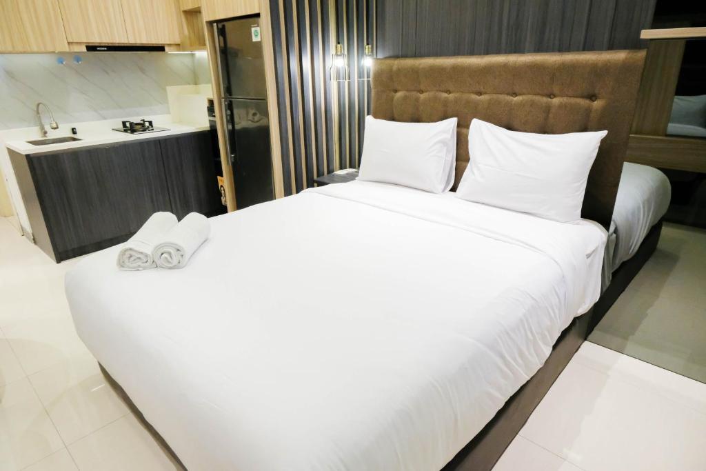 Warm Studio with Access to Mall at Anderson Supermall Mansion Apartment By Travelio, Surabaja