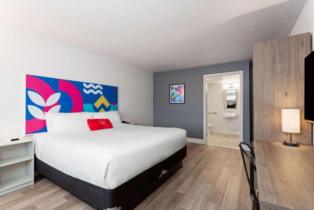Guestroom, Howard Johnson by Wyndham Orlando Lake Buena Vista South in Orlando (FL)