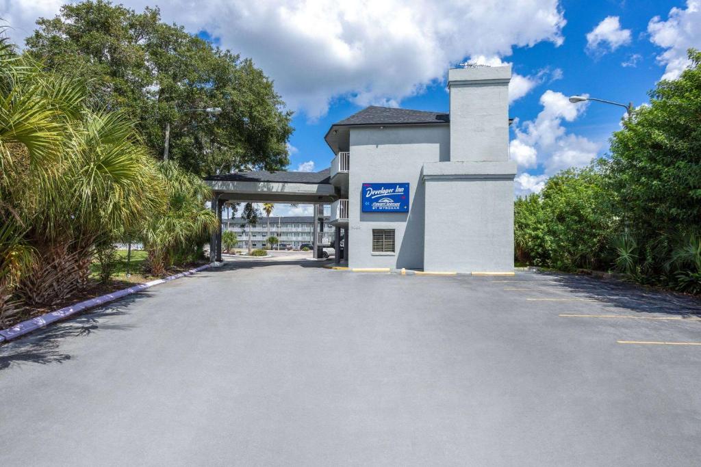 Exterior view, Howard Johnson by Wyndham Orlando Lake Buena Vista South in Orlando (FL)