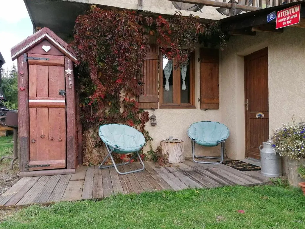 Studio en rez de chaussée, avec jardin partagé.，位于瓦尔的酒店