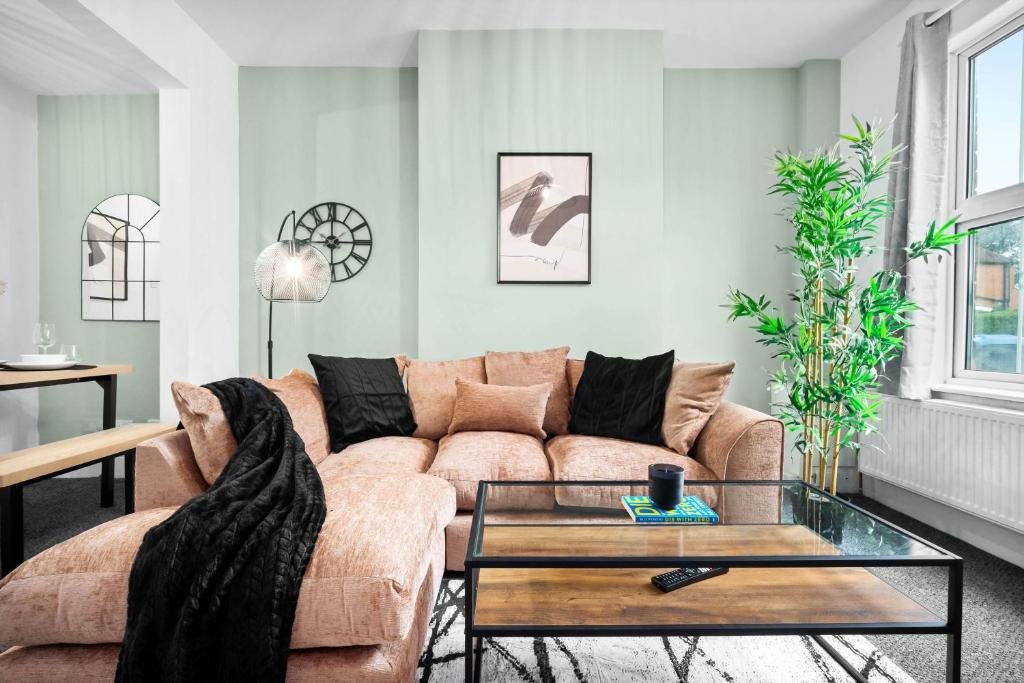 Three Bed House - Accommodates 7 - Parking - Garden - Harborne 465H, Birmingham